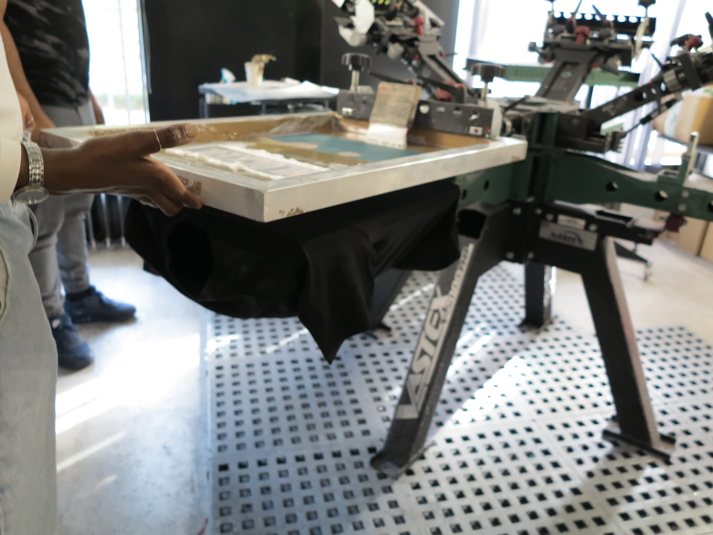 Carrousel de sérigraphie en cours d’impression à l’atelier Maison Vivaldi à Paris