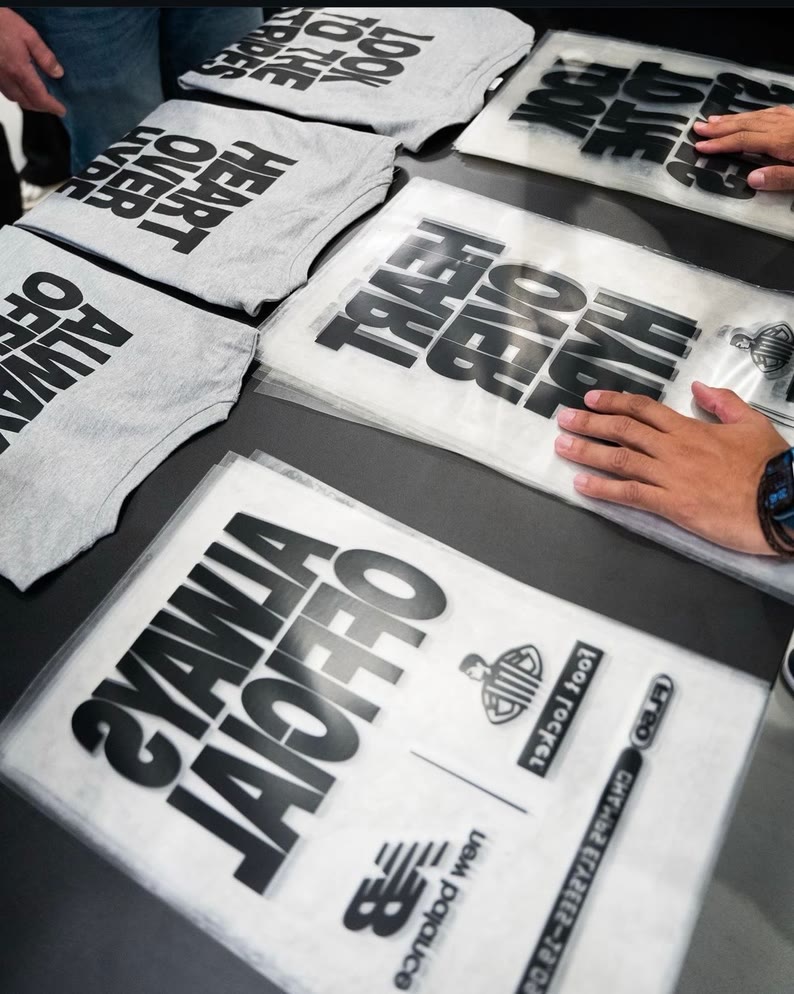 Pile de t-shirts sérigraphiés pour l'opération des 50 ans de Foot Locker