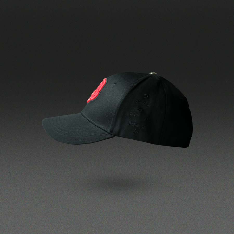 Profil d'une casquette noire brodée