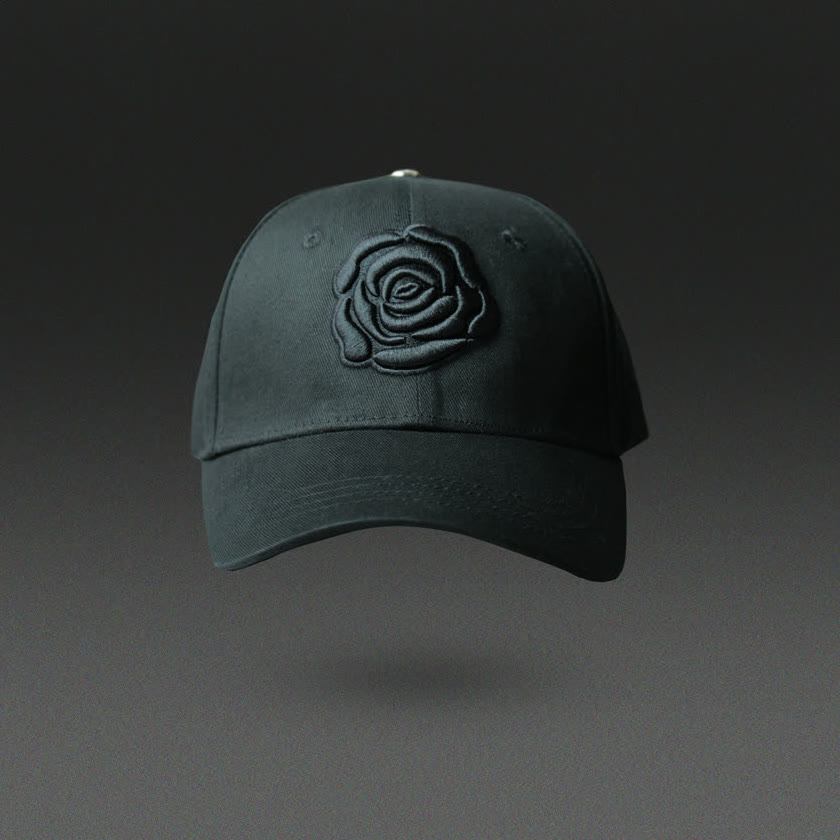 Casquette noire avec broderie ton sur ton, motif de rose