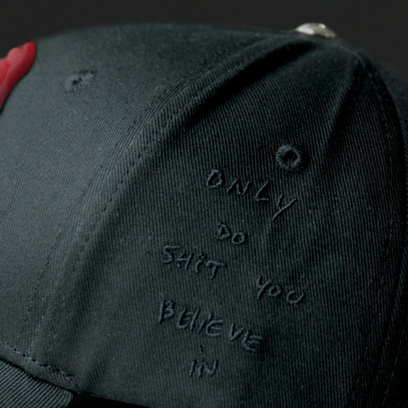 Détail du texte brodé en relief sur la casquette Dollars and Dreams