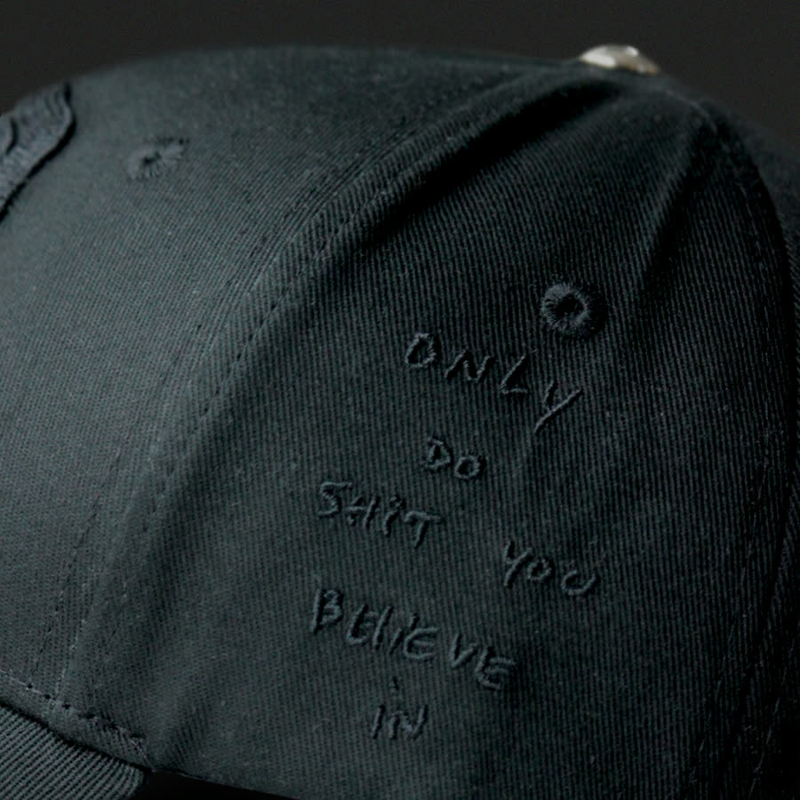 Texte brodé en relief ton sur ton sur la visière d'une casquette