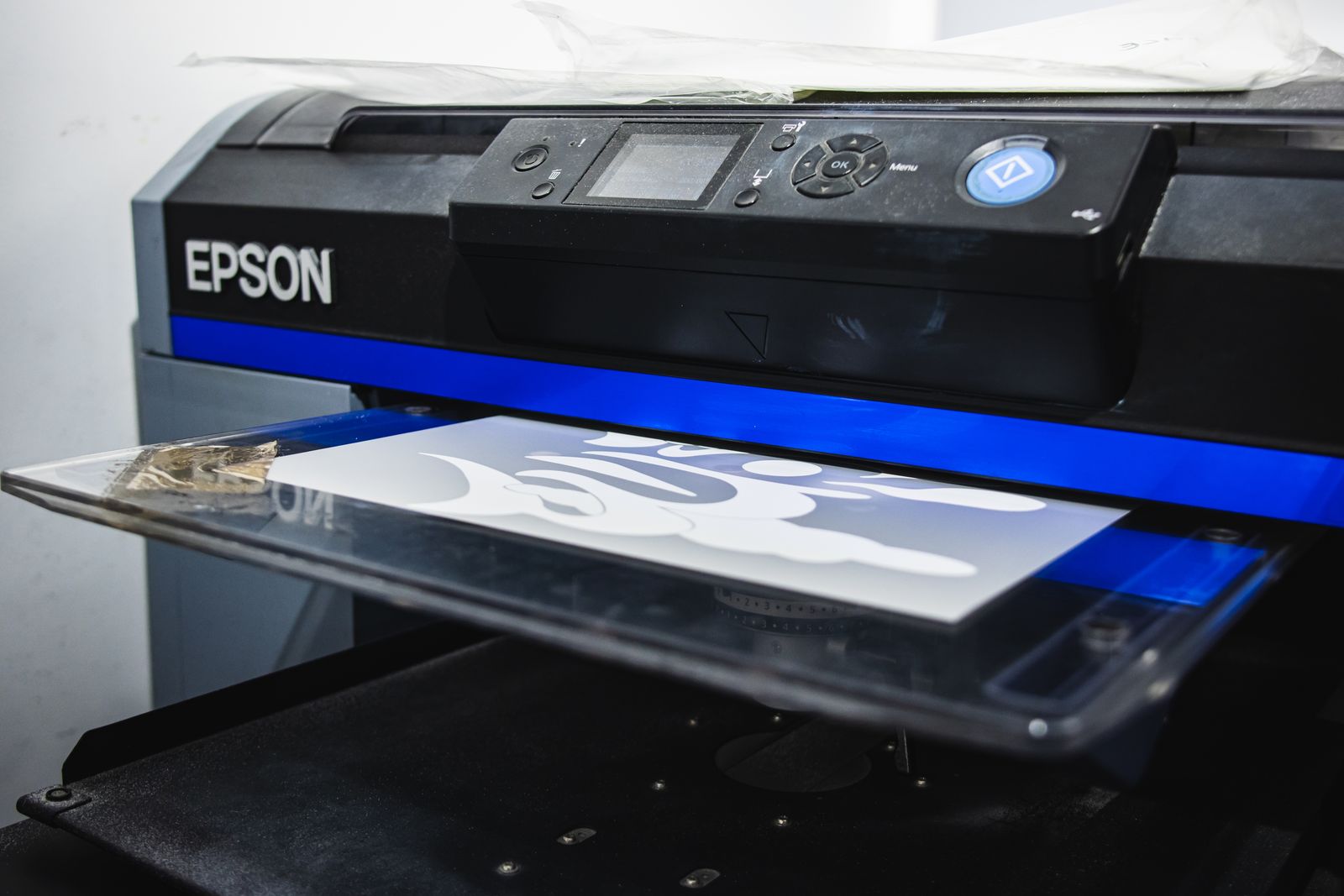 Film transfert qui sort de l'imprimante Epson de l'atelier