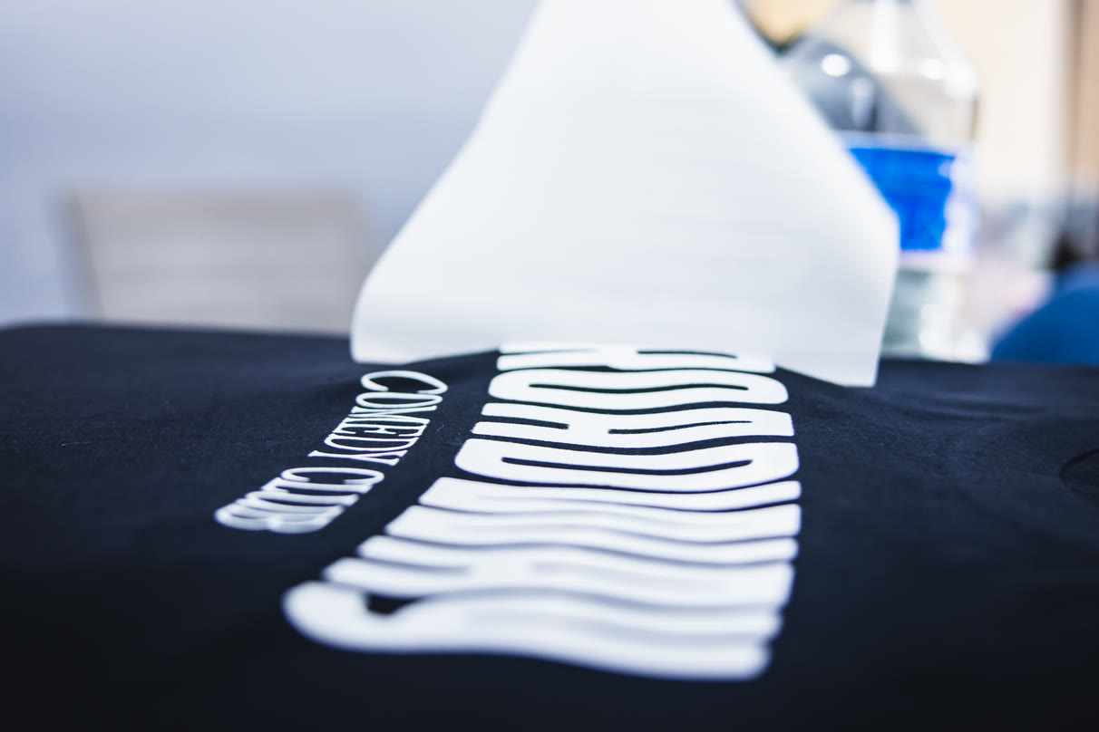 Film transfert retiré à la main, laissant le marquage blanc sur le textile