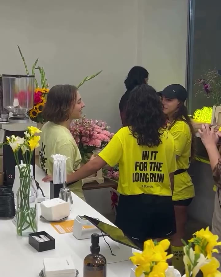 Équipe d accueil Maison Vivaldi en t-shirts personnalisés sur un stand événementiel à Paris