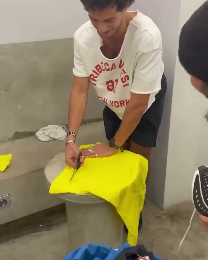 Marquage d'un poncho jaune en direct pendant l'activation Bumble