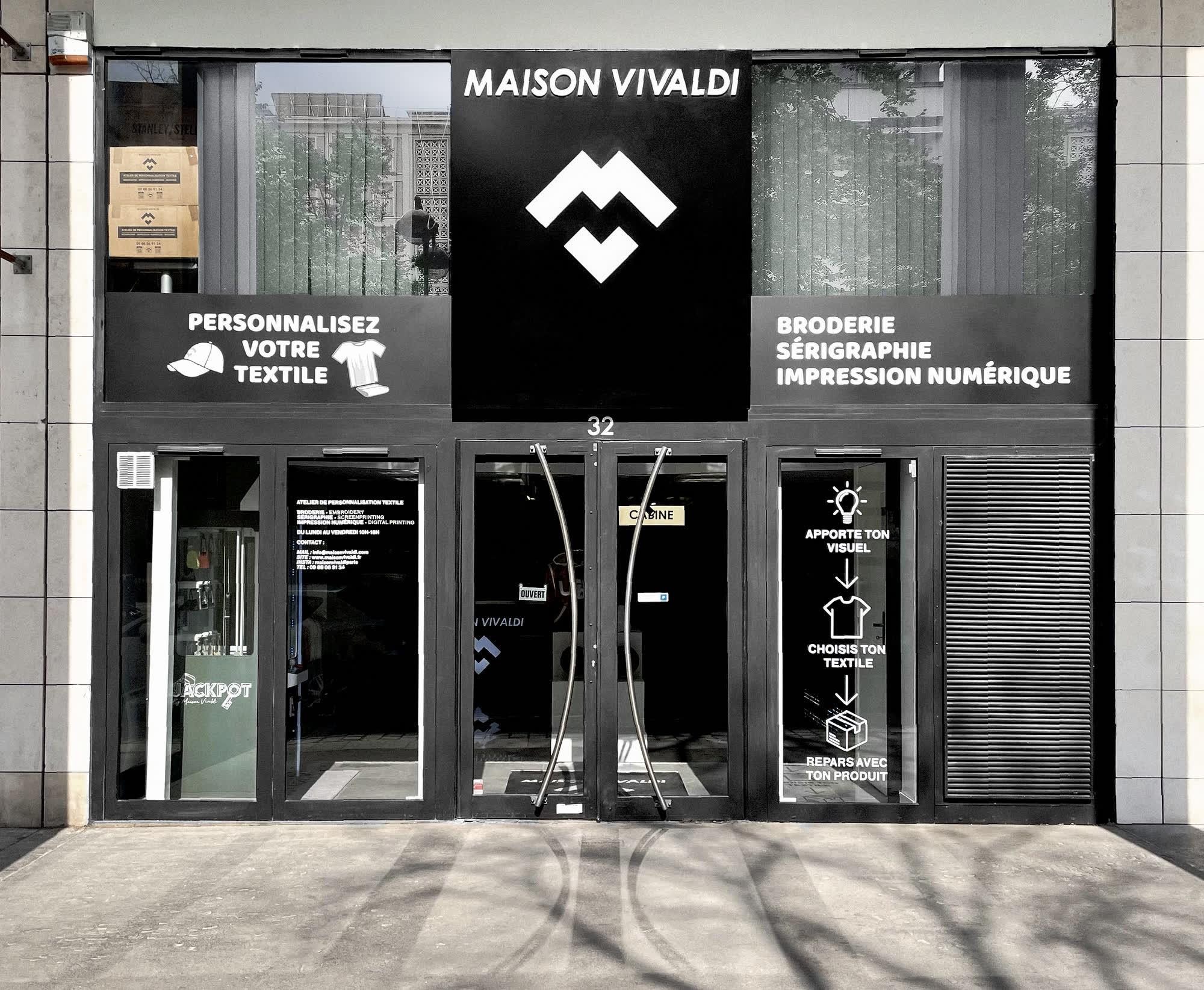 Devanture noire de Maison Vivaldi au 32 : personnalisez votre textile, broderie, sérigraphie, impression numérique