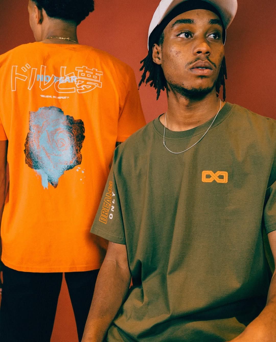 Lookbook Dollars and Dreams : t-shirts orange et kaki portés en studio