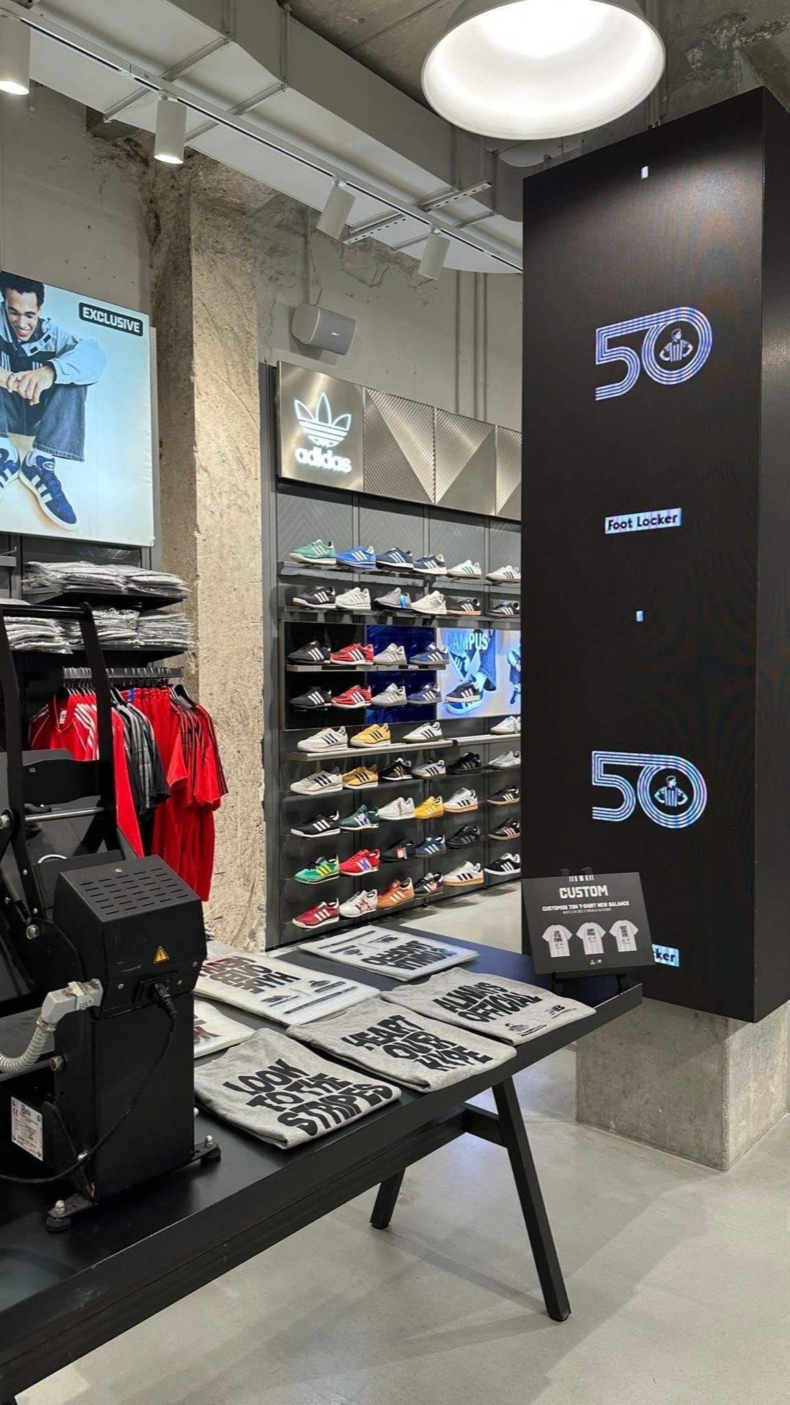 Corner de personnalisation en boutique Foot Locker pour les 50 ans de l'enseigne
