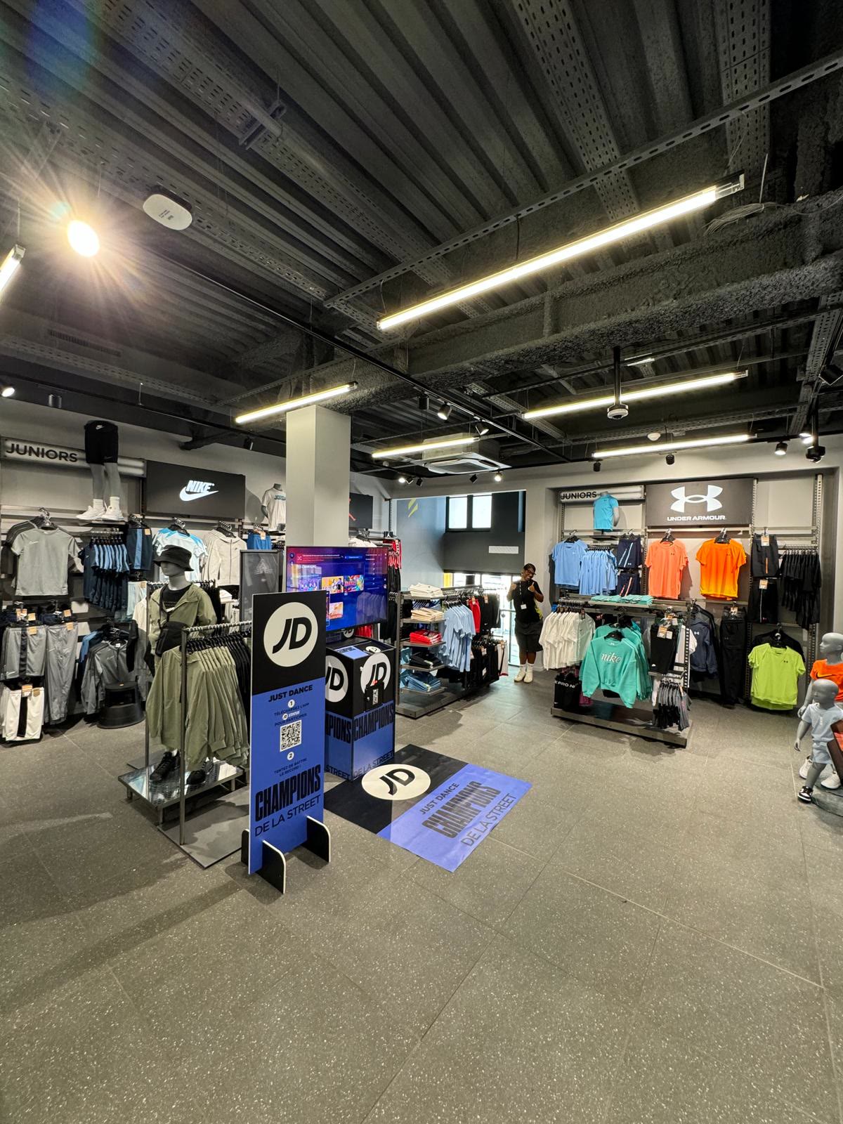 Habillage intérieur et présentoirs d'une boutique JD Sports