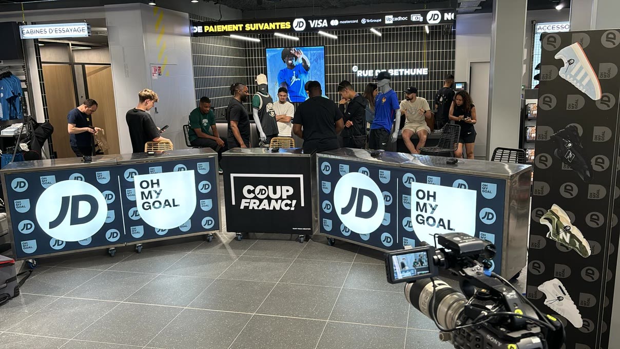 Bornes de jeu Coup Franc et Oh My Goal alignées en magasin JD Sports