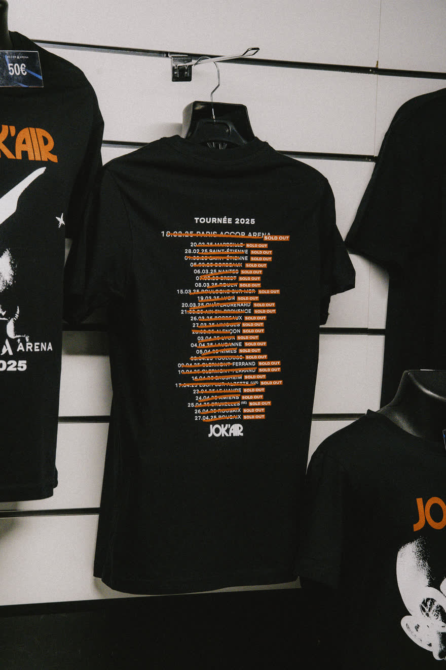Dos du t-shirt de tournée Jok'Air listant les dates de la tournée en orange