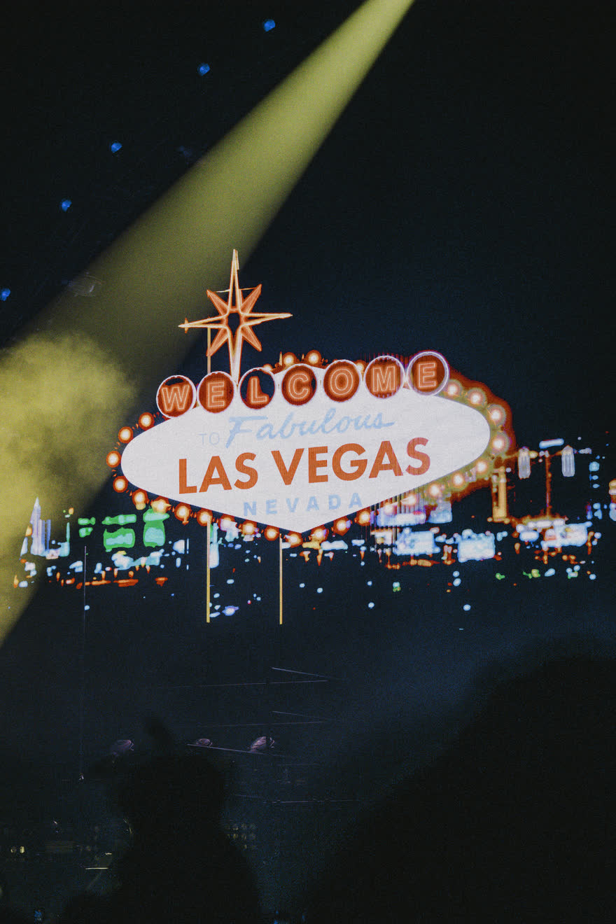 Décor de scène du concert Jok'Air : enseigne lumineuse Welcome to Las Vegas