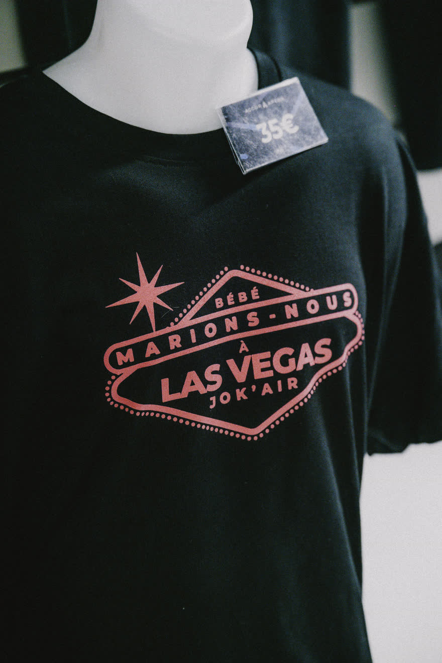 T-shirt Jok'Air « Bébé marions-nous à Las Vegas », marquage rose sur noir