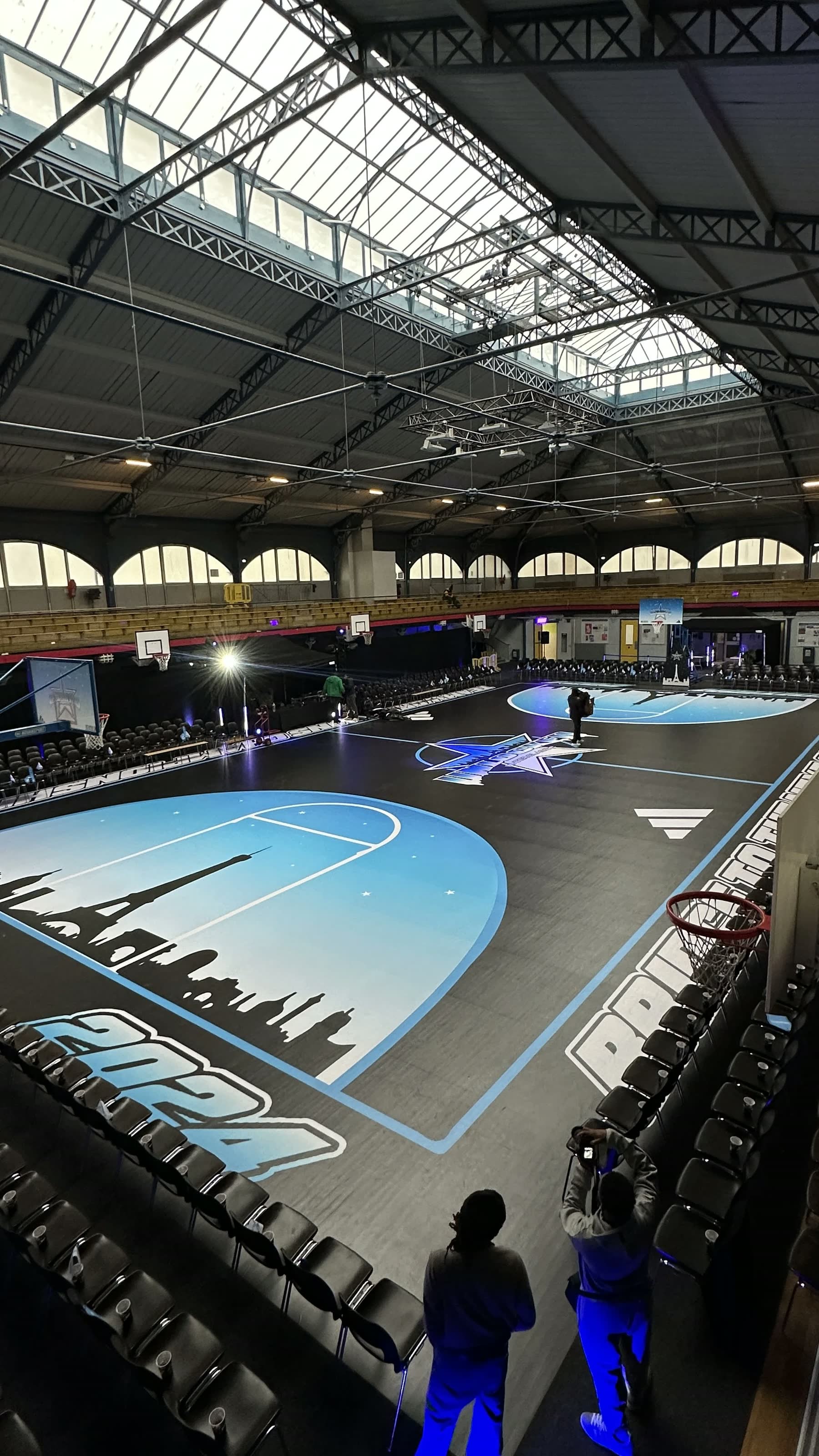 Salle événementielle équipée d'un terrain de basket pour l'Adidas Unlocked Winter Classic