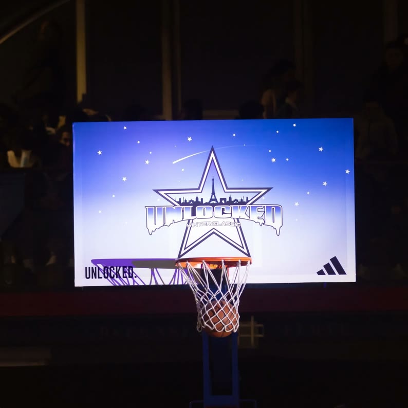 Écran géant aux couleurs Unlocked au-dessus du panier de basket