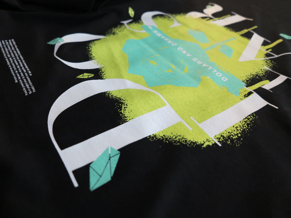 T-shirt noir sérigraphié en jaune et turquoise, séchage à l'atelier