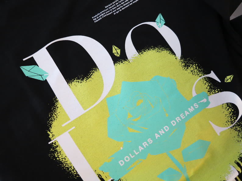 Sérigraphie trois couleurs Dollars and Dreams sur un t-shirt noir